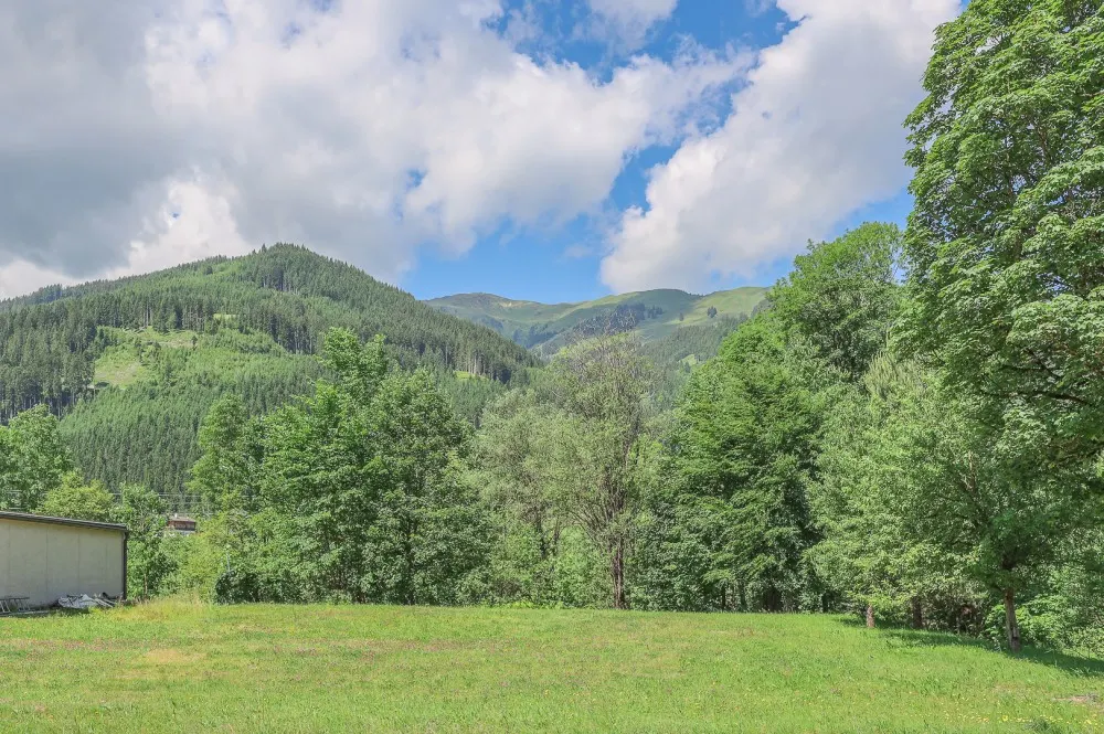 KITZIMMO-Baugrundstück mit Baugenehmigung in Aurach bei Kitzbühel.