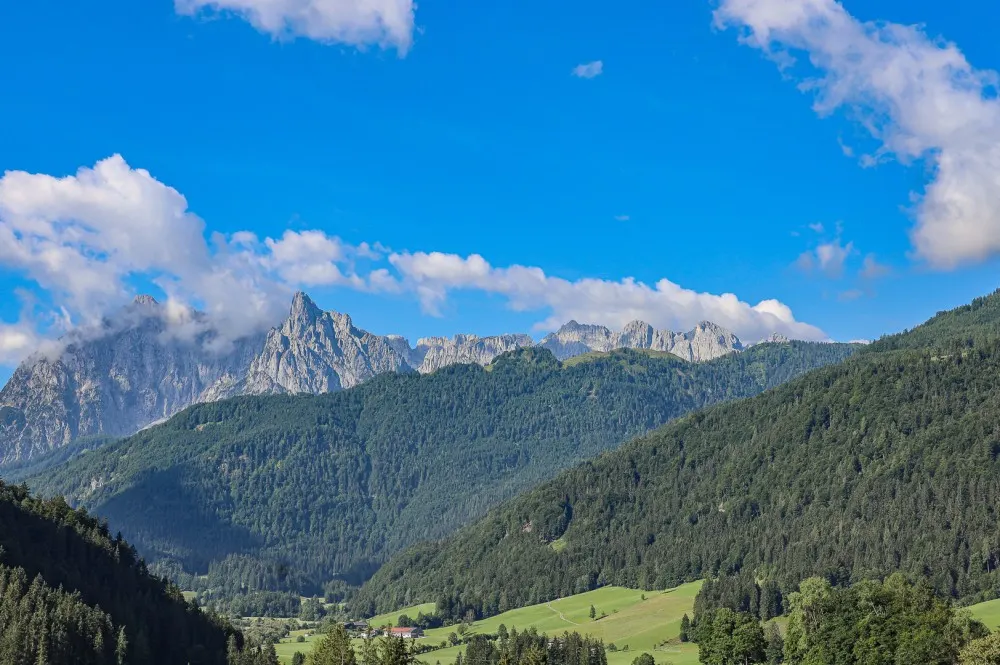 KITZIMMO-Großzügige Landhausvilla mit traumhaftem Kaiserblick kaufen - Immobilien Schwendt.