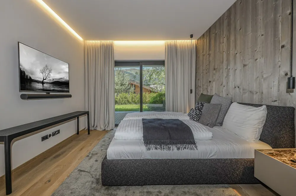 KITZIMMO-Einzigartige Luxusvilla mit Gästehaus in prominenter Toplage - Immobilien Aurach.