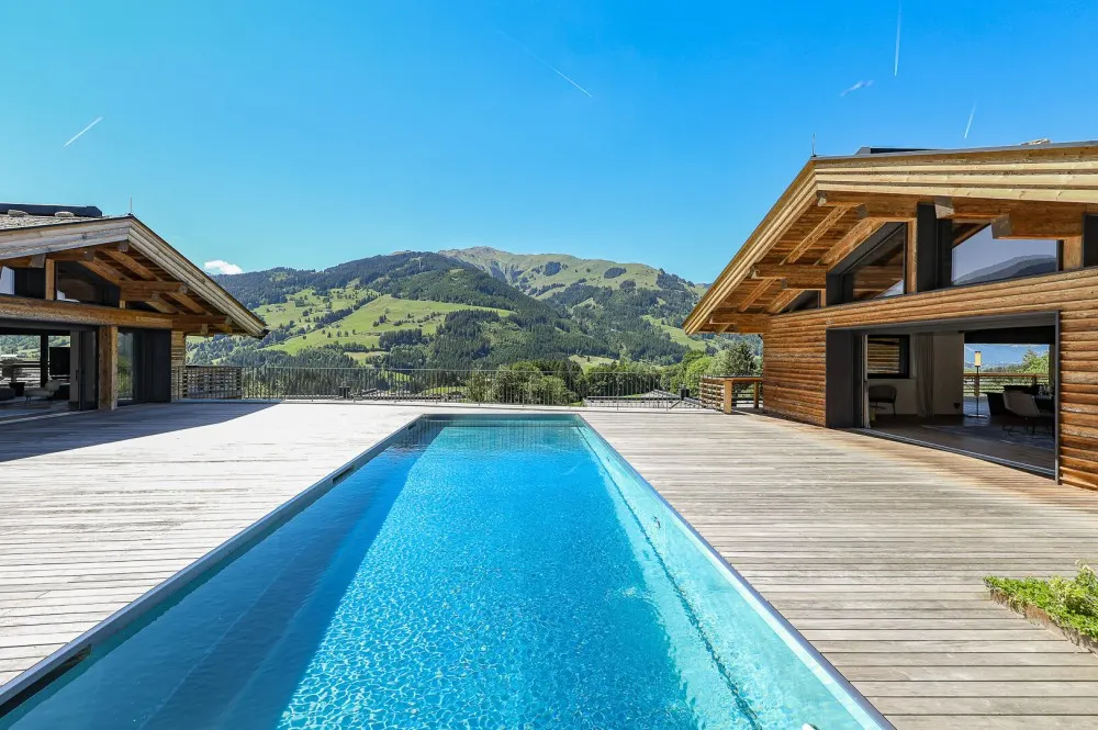 KITZIMMO-Einzigartige Luxusvilla mit Gästehaus in prominenter Toplage - Immobilien Aurach.