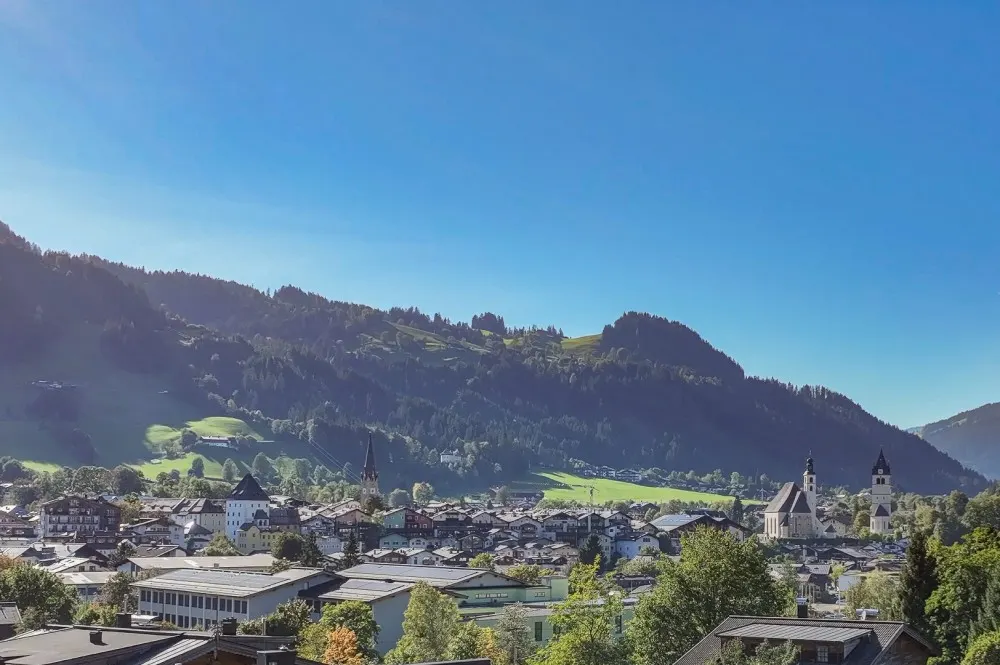 KITZIMMO-Prime Living – Exklusive Villa mit Pool & Panoramablick in Toplage - Immobilien Kitzbühel.