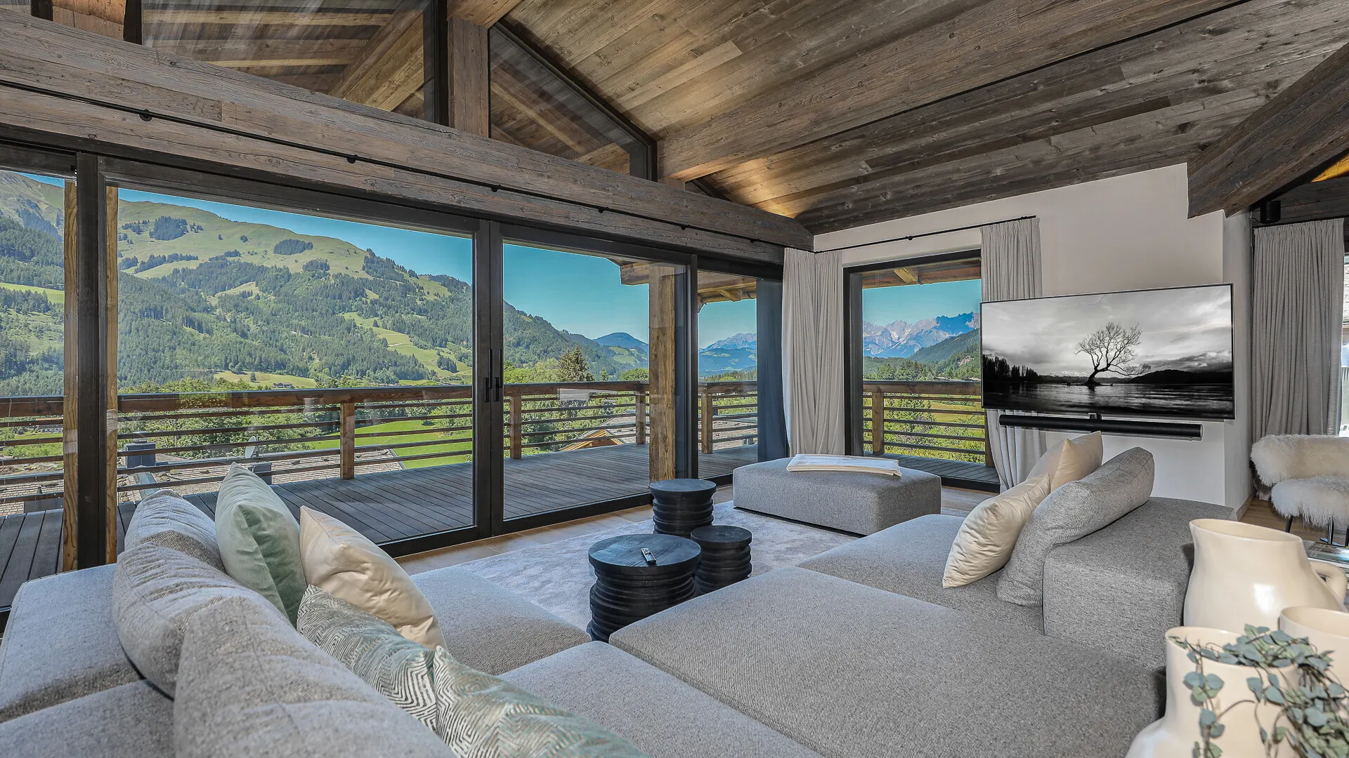 KITZIMMO-Einzigartige Luxusvilla mit Gästehaus in prominenter Toplage - Immobilien Aurach.